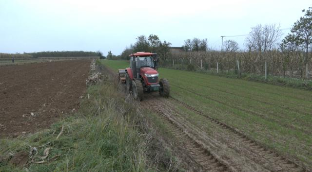 合水县吉岘镇罗家畔村：秋播扫尾忙不停 孕育丰收新希望336.png