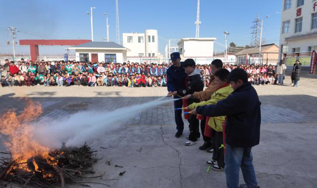 合水县消防救援大队开展“消防安全进校园 共筑平安‘防火墙’”主题宣讲及应急疏散演练活动151