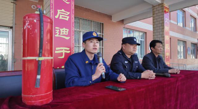 合水县消防救援大队开展“消防安全进校园 共筑平安‘防火墙’”主题宣讲及应急疏散演练活动149