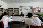 【打造书香合水 建设文明城市】合水：书香之中觅清凉 图书馆里“充电”忙