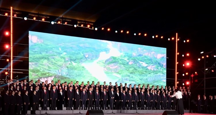 “欢歌新时代 奋进新合水” 合水县举行干部职工红歌展演活动
